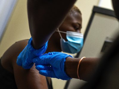Sudáfrica suspende aplicación de vacuna de AstraZeneca; es muy pronto para rechazarla: OMS