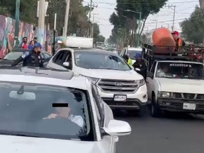 Al no acatar operativo, conductor atropella a policía y a reportero en panteón de Iztapalapa