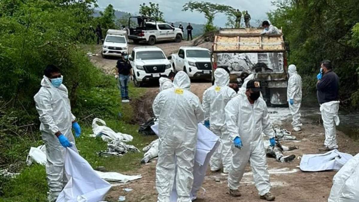 Peritos en la zona del hallazgo de cuerpos