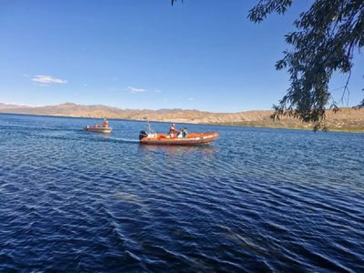 Rescataron a pescadores a la deriva en medio del lago tras quedarse sin combustible