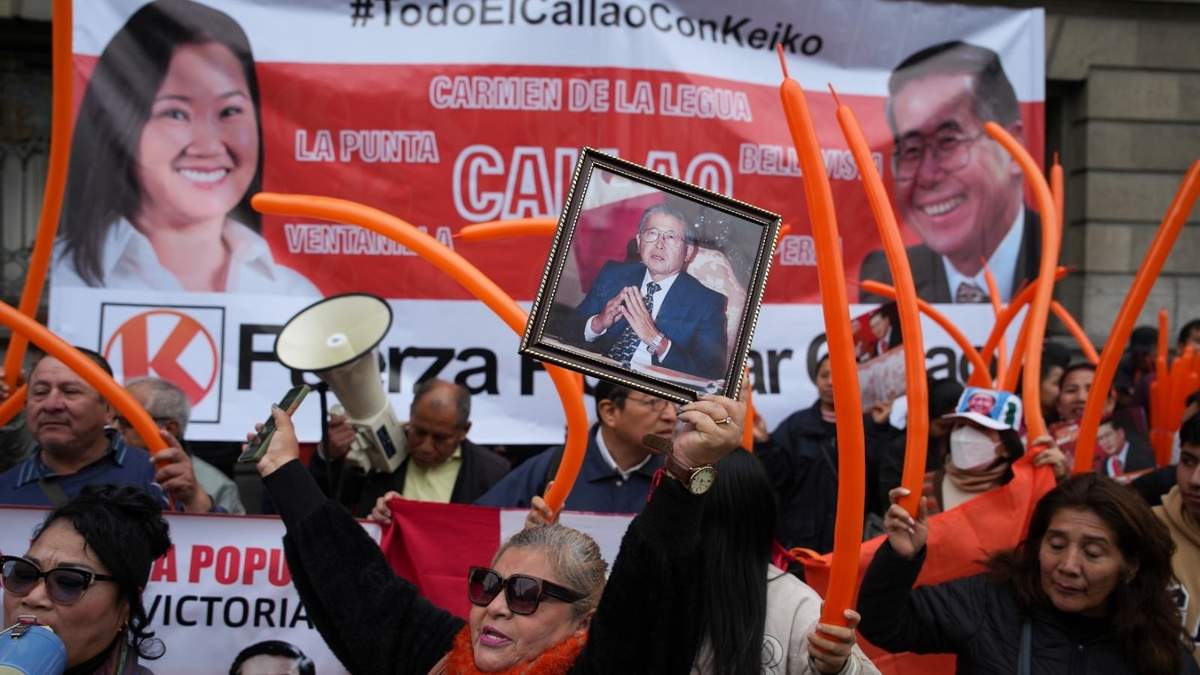 Seguidores de Alberto Fujimori y de su hija Keiko lanzan proclamas fuera del tribunal donde se llevó a cabo la audiencia