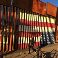 Muro no sólo divide fronteras, sino al continente: jefe de Gobierno