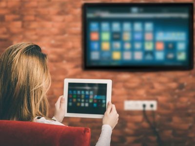 Conectá tu computadora a tu TV sin cables ni apps con un simple truco que te va a encantar