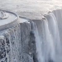 Así lucen las cataratas del Niágara tras congelarse parcialmente (Videos)