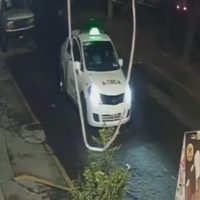 Policías de la CDMX “empujan” taxi con dos ejecutados de Azcapotzalco a Naucalpan (Video)