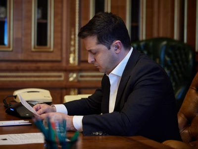 Volodímir Zelenski: quién es el hombre que pasó de ser presidente en la ficción a la dura realidad