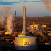 La crisis no para: YPF paró la producción de su refinería en Plaza Huincul