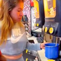 Una mujer lleva una olla al Oxxo para servirse café; la llaman "Lady café del Oxxo" (video)