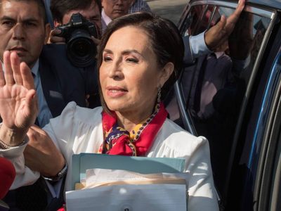 Juez ordena que Rosario Robles permanezca en prisión
