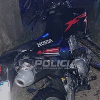 Iban en una moto robada y la tiraron al río para escapar de la Policía