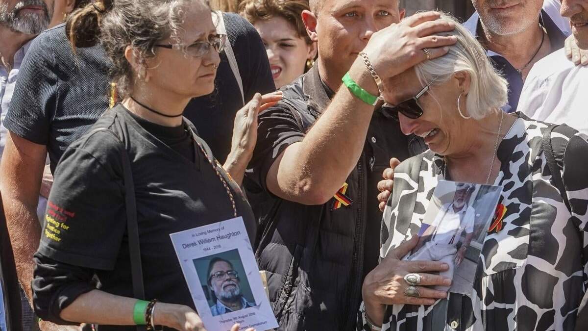 Cressida Haughton y Deborah Dennis, cuyos padres murieron, frente al Central Hall de Westminster en Londres, tras la publicación de una investigación sobre un escándalo de sangre contaminada