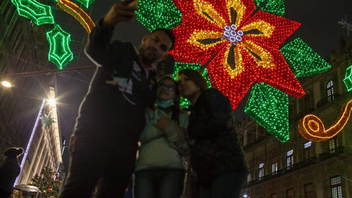 Una familia se toma una selfie navideña en el Zócalo