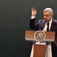 AMLO difiere de Romo: La economía va bien, "la cachetada se la dimos  a los corruptos"