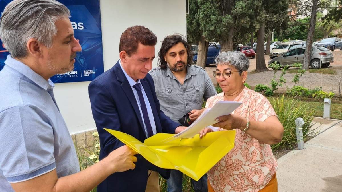 Autoridades provinciales junto a representantes de los Artistas Unidos de Centenario. Fuente: (Twitter)
