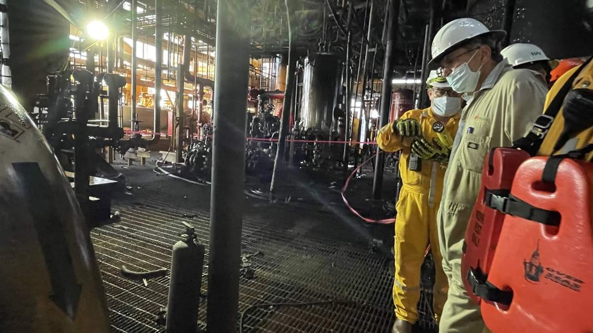 El director de Pemex, Octavio Romero, en la plataforma Ku-Alfa siniestrada