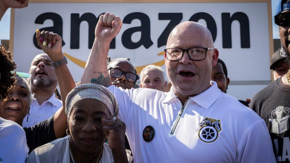 Trabajadores de siete instalaciones de Amazon iniciarán una huelga