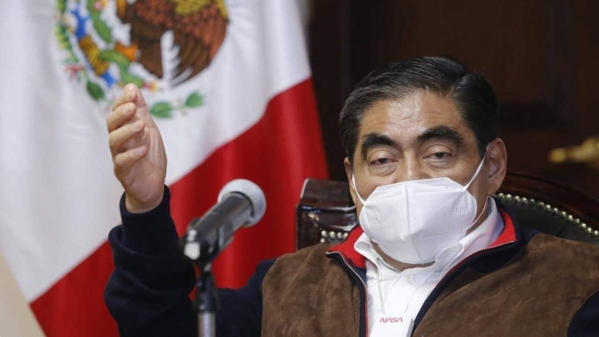 El gobernador de Puebla en conferencia