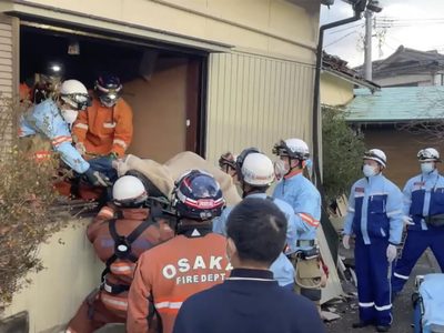 Encuentran sobrevivientes entre las casas caídas tras sismo que dejó 94 muertos en Japón