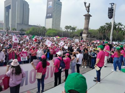 Marcha en defensa del INE congrega a 25 mil personas en NL