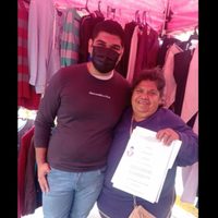Joven presume título de ingeniero en el puesto ambulante de su madre
