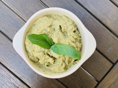 Hummus de albahaca: una receta igual de deliciosa que la clásica y lista en pocos minutos