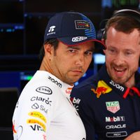 “Se necesitan dos pilotos”: el campeón de F1 que responsabilizó a Checo Pérez por los problemas de Red Bull