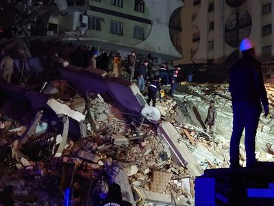Terremoto de 7.8 golpea Turquía y Siria y mata a mil 300 personas