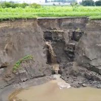 Se forma cascada en el socavón de Zacatepec, Puebla