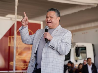 Julio Menchaca, gobernador de Hidalgo, sufre desmayo durante evento en Actopan