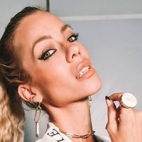 El espejo, un testigo privilegiado: Nicole Neumann arrasó con un sensual video