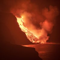 La lava del volcán de La Palma comenzó a “ganar terreno” al mar y formar una nueva plataforma