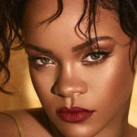 ¡Rojo pasión! Rihanna se prueba las prendas de su nueva colección y es un delirio total