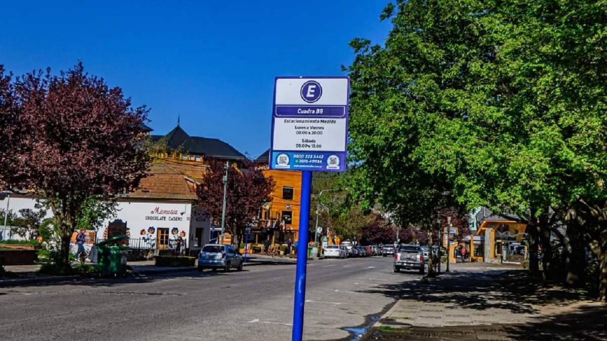 La Cámara de Comercio de San Martín de los Andes pidió restringir la zona y el horario en el que se cobra el estacionamiento. Fuente ( RSM)