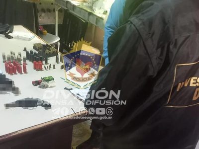 Megaoperativo en Valentina Sur: 7 demorados, armas, municiones, drogas y hasta bombas molotov
