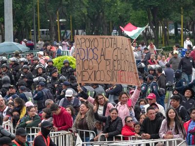 Entre protestas y simpatizantes... así llegaron AMLO y Sheinbaum a la toma de protesta (Video)