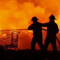 Se incendia la Central de Abasto; mueren dos menores