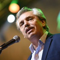 Fernández presentó la lista de medicamentos gratis para jubilados y criticó al "paro raro" del campo