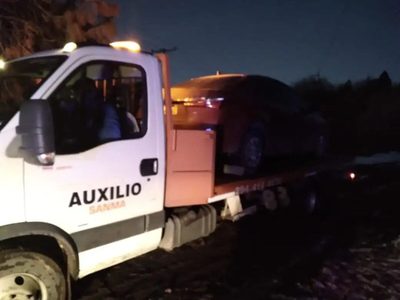Conducían un auto robado, quisieron evadir un control policial y los detuvieron