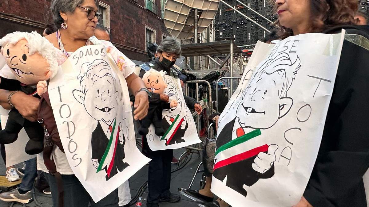 Una mujer porta una cartel con la frase: "AMLO no se toca"
