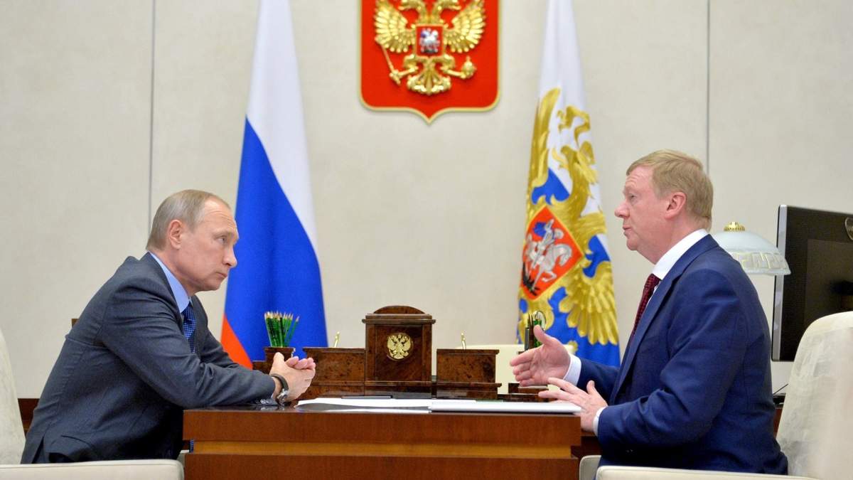 El presidente Putin y Anatoli Chubais durante una reunión en el Kremlin