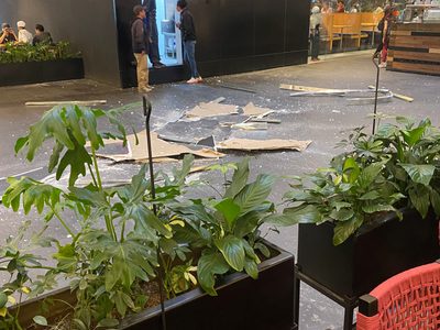 Estruendo en Parque Delta alerta a paseantes; un plafón cayó del segundo piso (Videos)