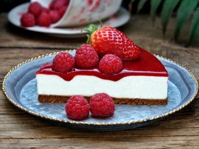 Olvidate del horno: la receta de tarta de frutos rojos y yogur que es el postre más rico y práctico