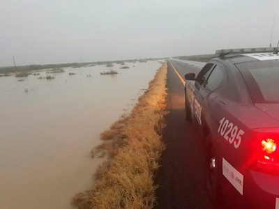 Por lluvia, quedan varados tráileres en carretera Monterrey-Nuevo Laredo