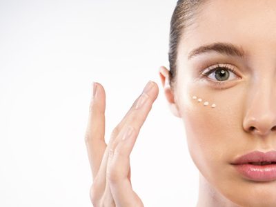 Basta de cremas carísimas: el remedio casero para el contorno de ojos que alivia el ardor y refresca la mirada