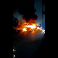 Se incendian 10 vehículos en mercado de abastos de NL (Video)