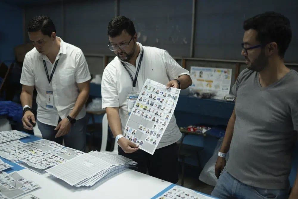 Trabajadores electorales cuentan votos después del cierre de urnas en las elecciones generales en Ciudad de Guatemala, el domingo 25 de junio de 2023