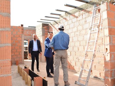 Ramón Rioseco visitó las 32 viviendas para la tercera edad en el barrio Unión