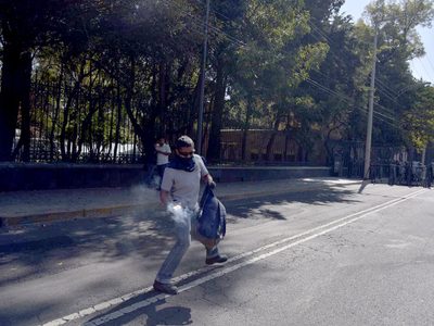 'Muro” policial frena marcha de padres de los 43 hacia Los Pinos; lanzan explosivos a los uniformados (Video)