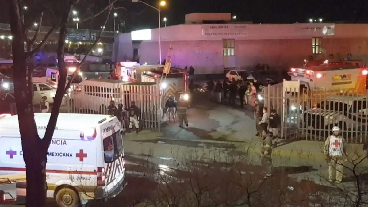 Esta imagen extraída de un video muestra ambulancias y equipos de emergencias ante un centro migratorio en Ciudad Juárez, México, el martes 28 de marzo de 2023. Un incendio en un centro de detención de migrantes en la ciudad fronteriza de Ciudad Juárez, en el norte de México, dejó 39 muertos y 29 heridos, según dijo el martes un funcionario
