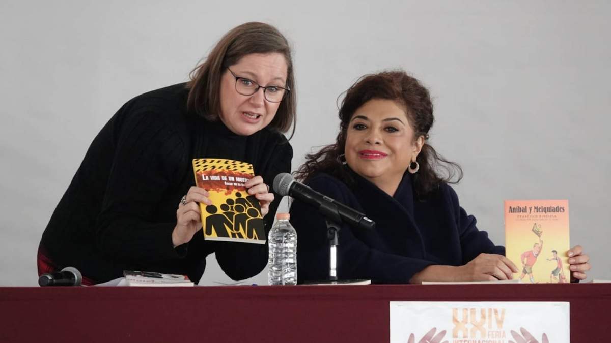 Marina Taibo y Clara Brugada durante la conferencia de prensa para anunciar la Feria del Libro en el Zócalo